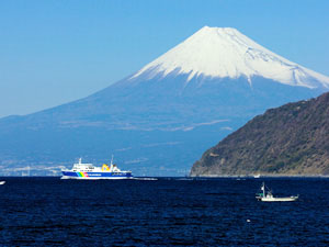 駿河湾越しに望む富士山